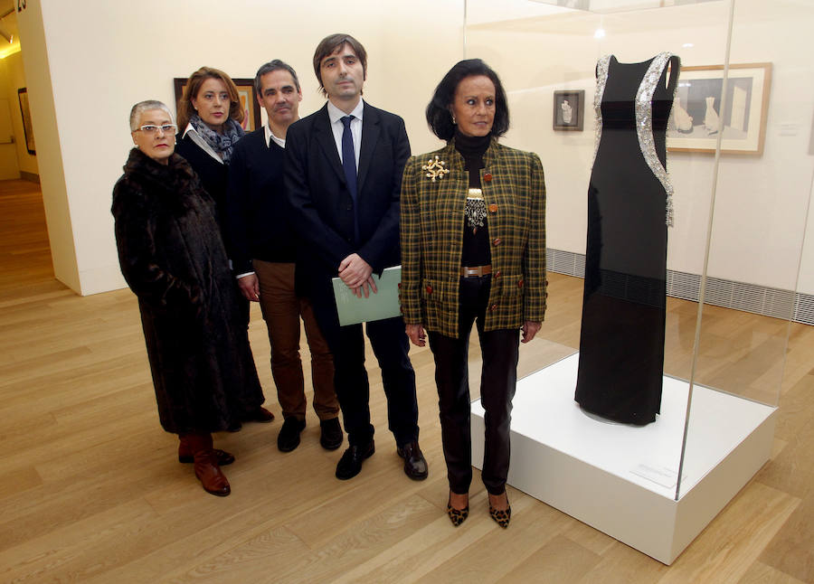 El Museo de Bellas Artes exhibe un vestido de noche de Cristóbal Balenciaga