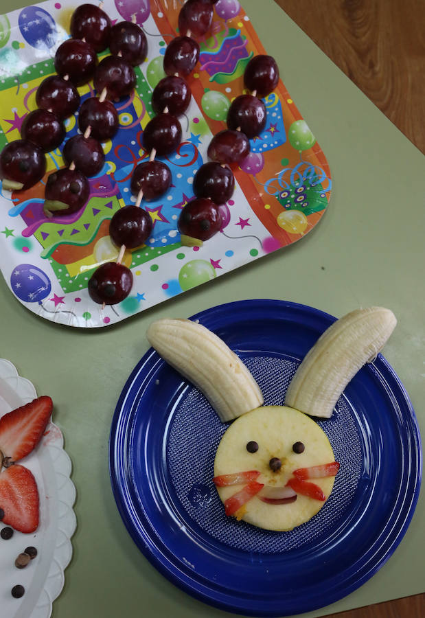 Los 'peques' aprenden a comer fruta en el Marcelo Gago