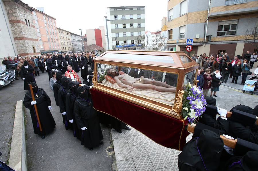 Procesión del Cristo Yacente en Lugones