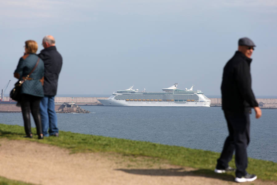 Primera escala gijonesa del 'Navigator of the Seas'