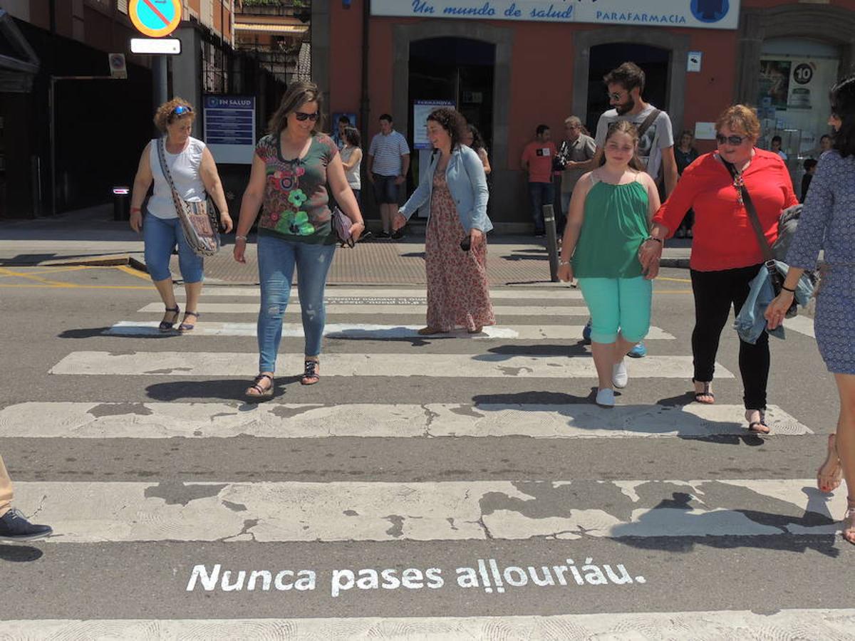 Frases en asturiano en las calles de Cangas del Narcea