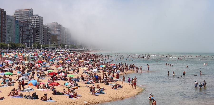 La niebla, protagonista inesperada en un domingo de playa