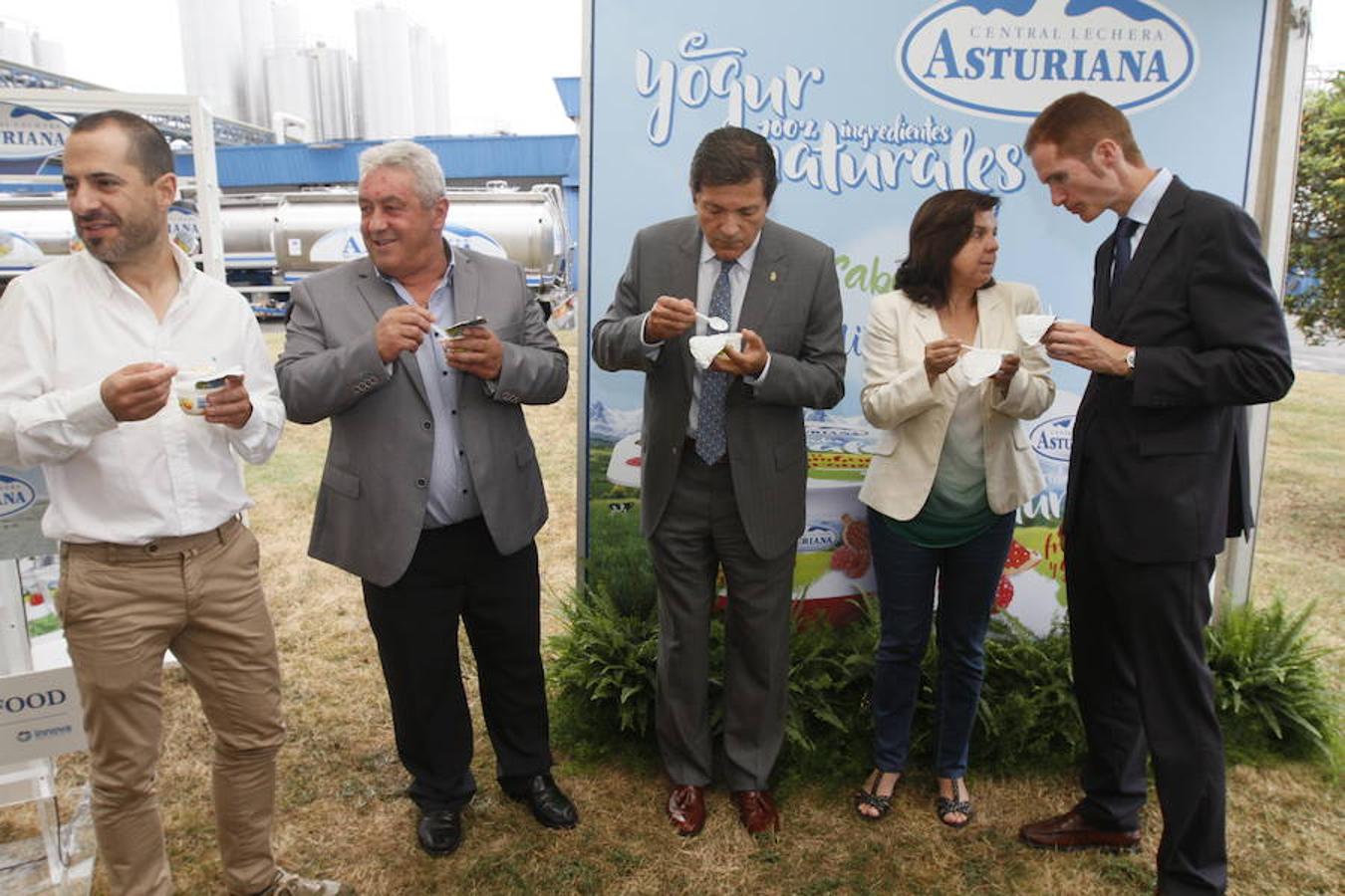 Visita de Javier Fernández a la fábrica de yogur de CAPSA