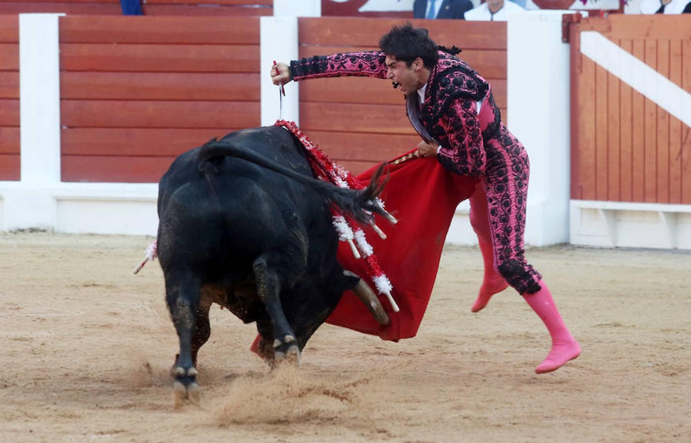 'El Juli' y Perera salen por la puerta grande de El Bibio