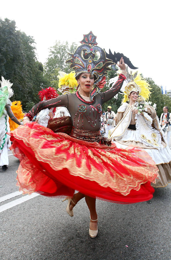 Multitudinaria asistencia al desfile del Día de Amércia en Asturias