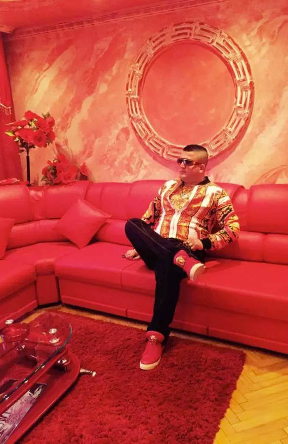Shenki Maslani y su obsesión con Versace
