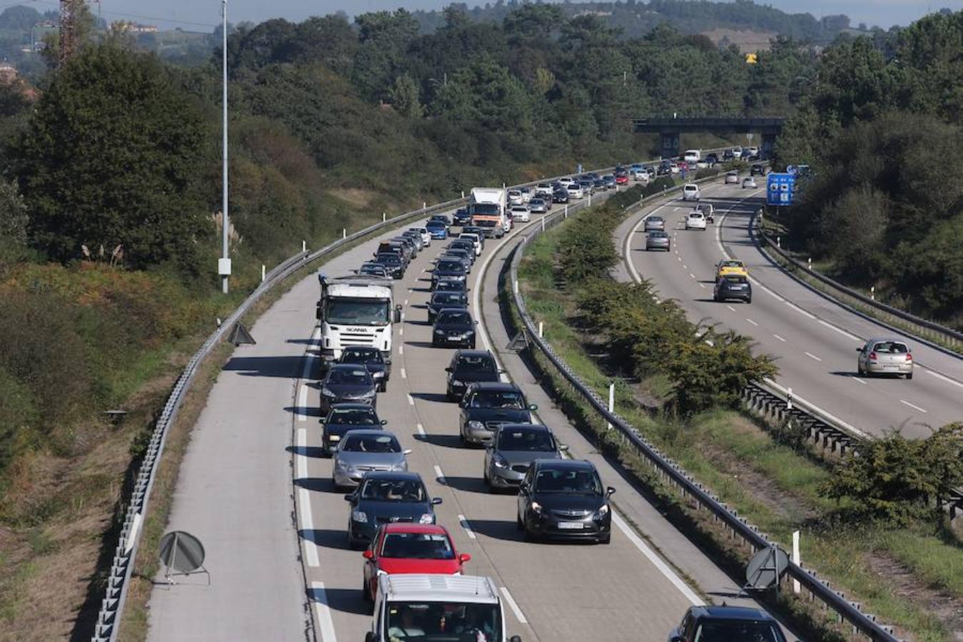 Retenciones en la autopista 'Y' por el corte de un carril en Lugones