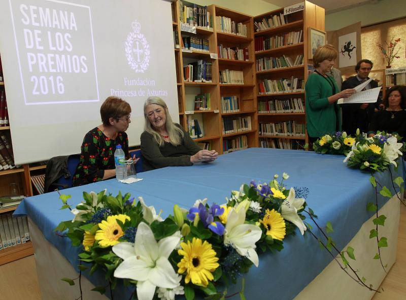 Mary Beard comparte charla con estudiantes ovetenses