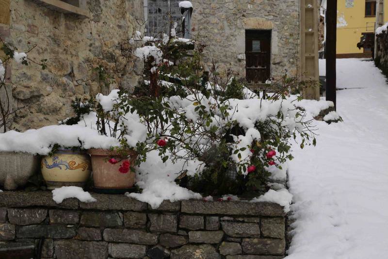 La nieve complica la vida en Sotres