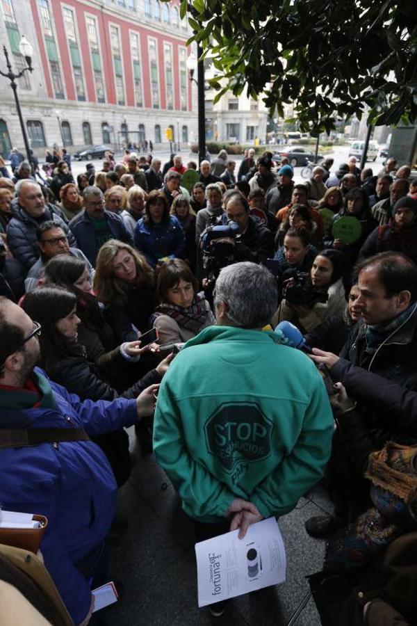 La Plataforma de Afectados por la Hipoteca acude a apoyar a una pareja que de Bimenes a punto de ser desahuciada