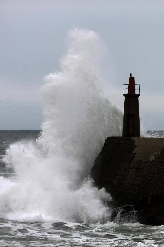 Oleaje contra el faro de Viavélez