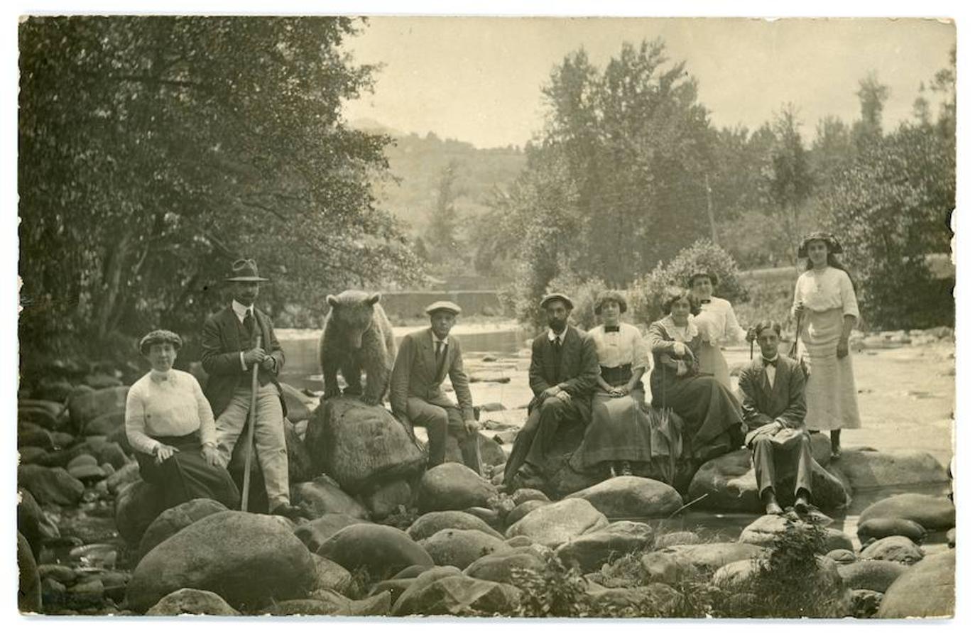 La fototeca del Museo del Pueblo de Asturias no para de crecer