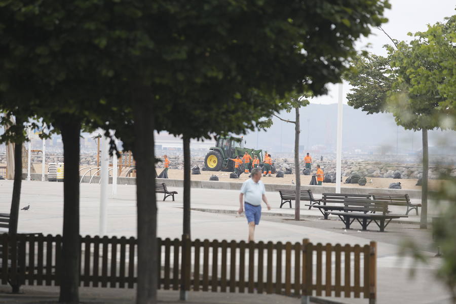 Limpieza en Poniente tras la fiesta de San Xuan