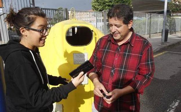 Los bomberos rescatan a un taxista atascado en un contenedor