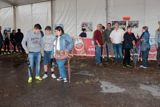 El 'Indus' se quita el traje para comenzar la folixa en Jove