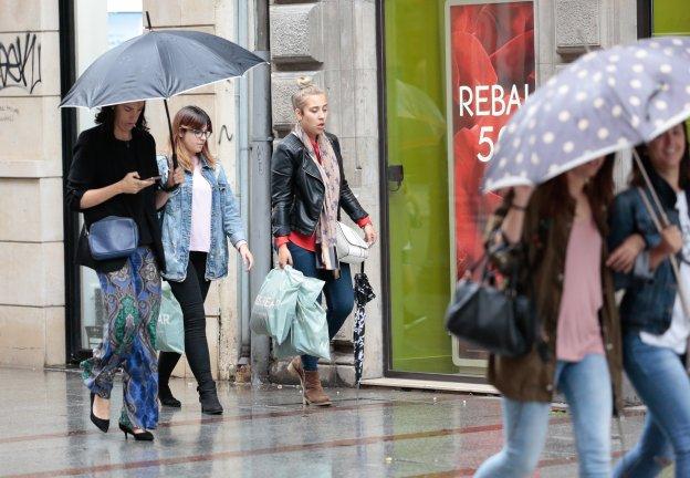 La lluvia mengua el inicio de las rebajas