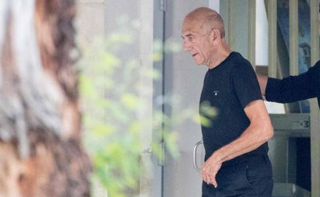 El ex primer ministro israelí Ehud Olmert sale de prisión