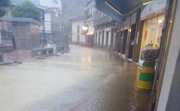 La tormenta inunda El Parque de Luarca y deja sin luz a gran parte de Tapia