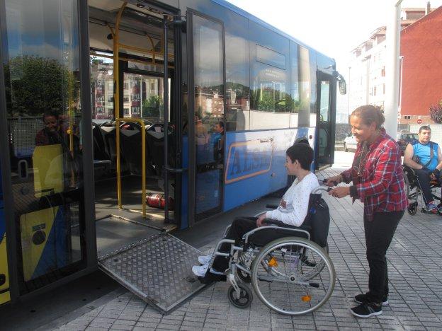 El autobús lanzadera a Rodiles, con 25 servicios diarios, se estrena el sábado