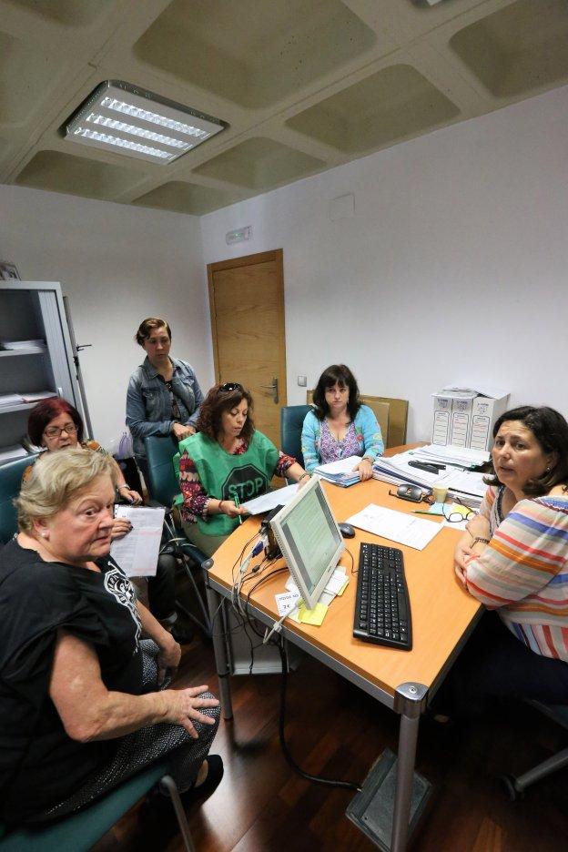 Los Servicios Sociales revisarán el caso de las dos mujeres desahuciadas