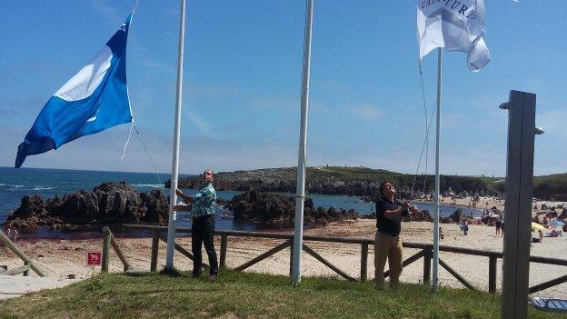 Izado de banderas de calidad en Llanes