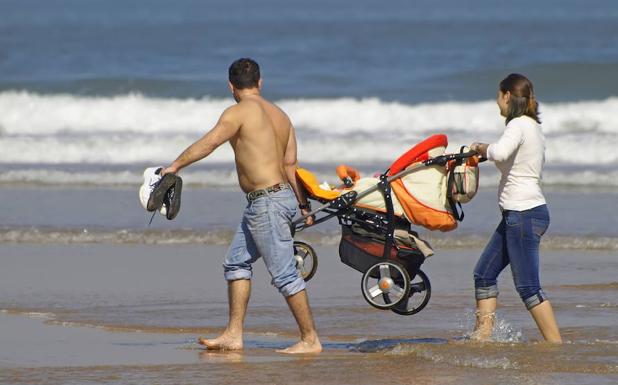 Pasear y ver la televisión, las actividades de ocio preferidas por los españoles