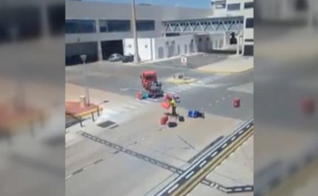 Maletas por el aire en el aeropuerto de Ibiza
