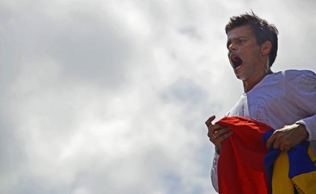 Leopoldo López sale de la cárcel tras más de tres años preso