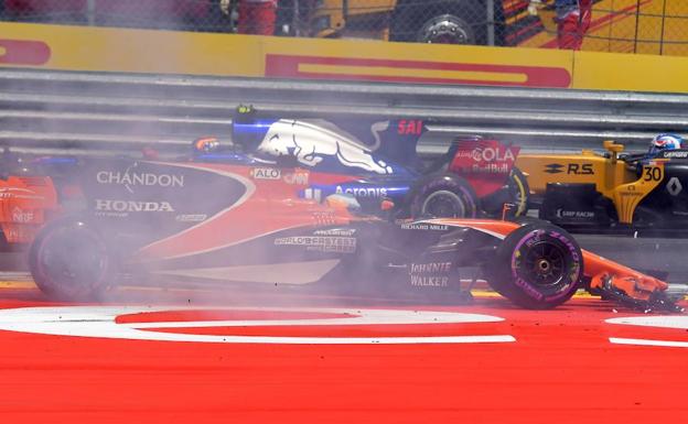 Alonso se retira al dañar el McLaren tras tocarse con Verstappen en la salida