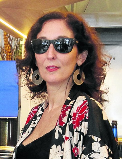 «La mía es la primera novela rosa de género negro»