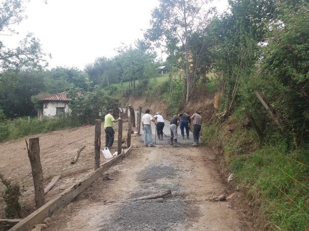 Sextaferia vecinal para arreglar un camino de 300 metros en Tuenes