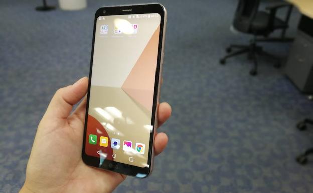 LG lanza el primer 'smartphone' de gama media con pantalla «sin límites»