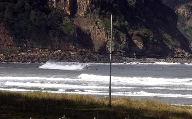 Una mancha en el agua de Rodiles alarma a los usuarios de la playa