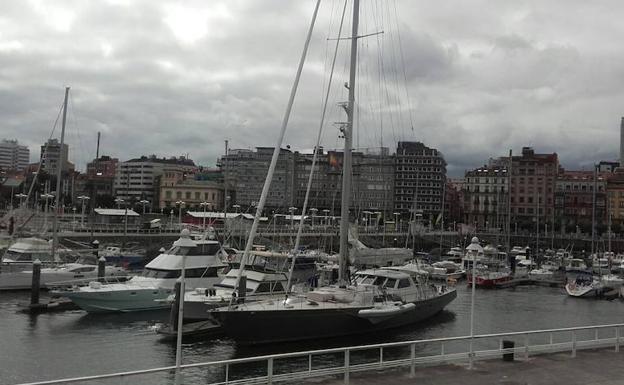 Un velero de 28,63 metros de eslora en el Puerto Deportivo de Gijón
