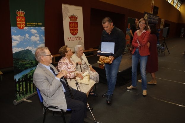 Morcín distingue a sus vecinos más veteranos en el XII Encuentro de Mayores