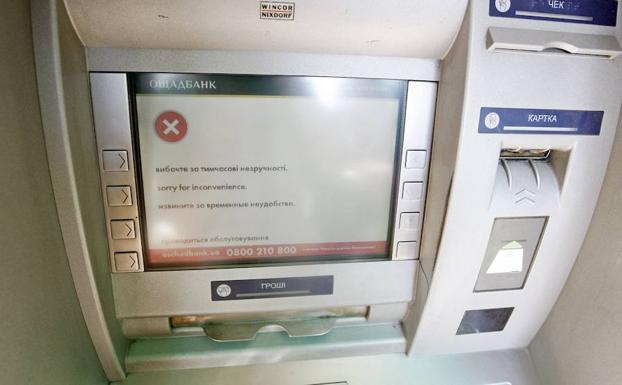 Se queda atrapado en un cajero... Y así consigue salir