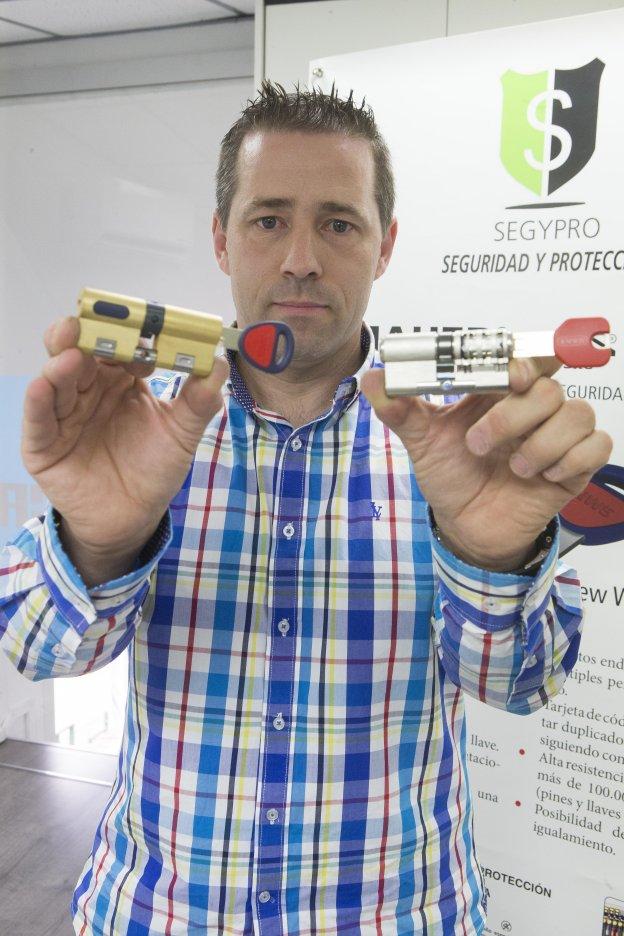 «La gente hace reformas en casa pero se olvida de mejorar la cerradura»