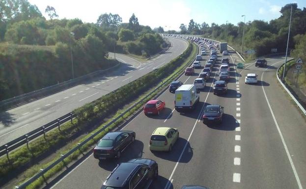 Retenciones de 13 kilómetros en la A-8 por un accidente en Villaviciosa