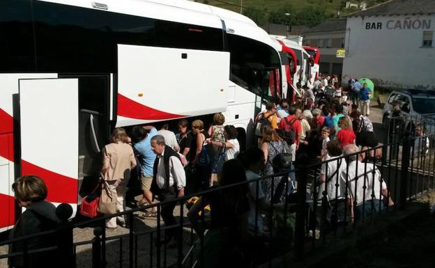 Una avería en Pajares obliga a trasbordar en bus a 800 viajeros y causa un retraso de tres horas