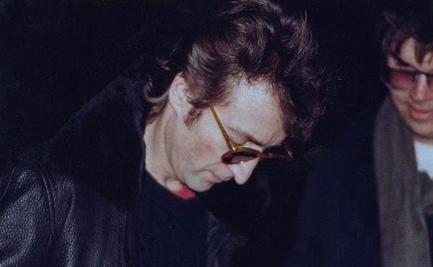 A la venta el disco que John Lennon firmó a su asesino antes de morir