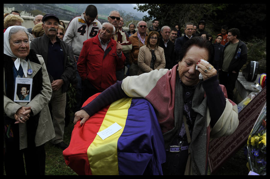 Las fosas del olvido: recopilación gráfica desde 2001 a 2017, por Eloy Alonso
