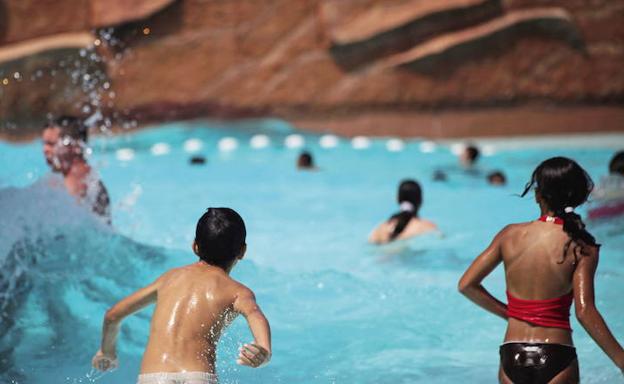 48 niños intoxicados por el exceso de cloro en una piscina barcelonesa