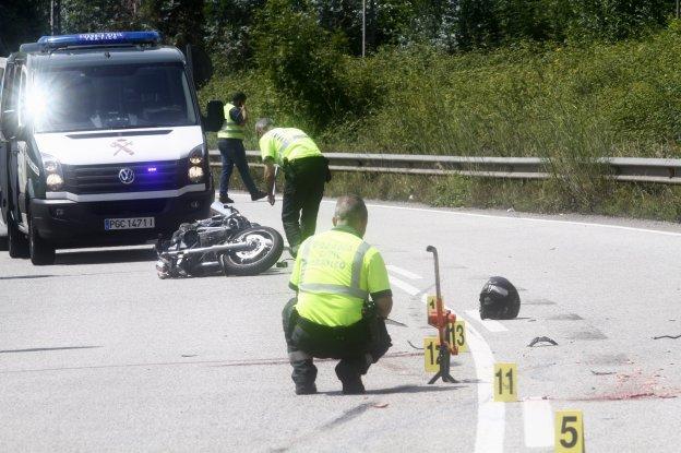 Fallece un motorista en Pravia tras impactar contra el camión al que intentaba adelantar