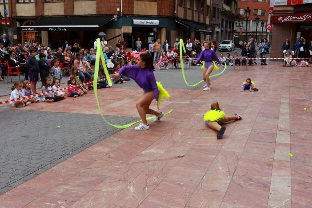 Exhibición de baile y patinaje en las fiestas de Santiago en Sama