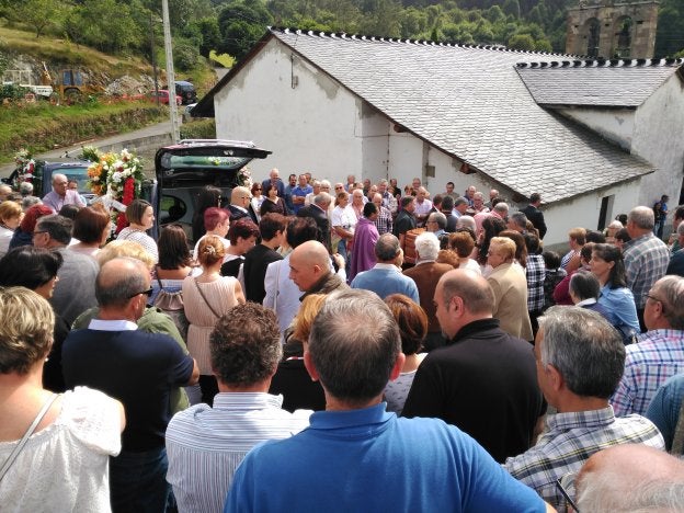 Multitudinaria despedida en Villayón al concejal Juan Ventura, fallecido a los 59 años