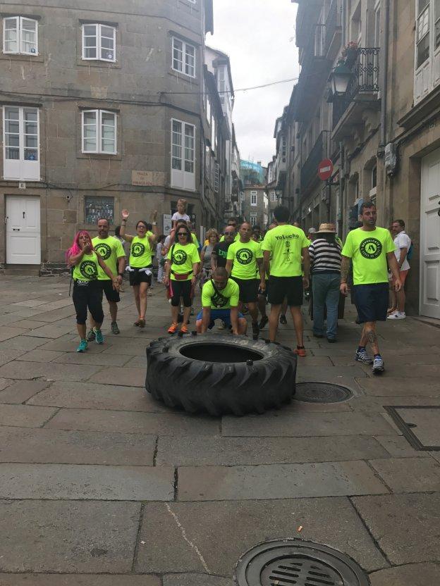 La rueda solidaria contra el cáncer llega a Santiago desde Irún