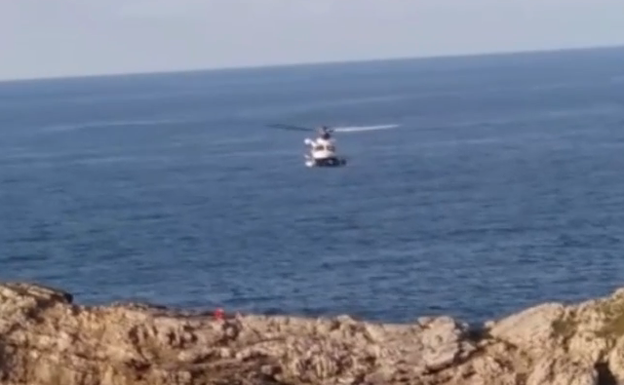 El Helimer trata de rescatar a un hombre a la altura de la isla de la Tortuga