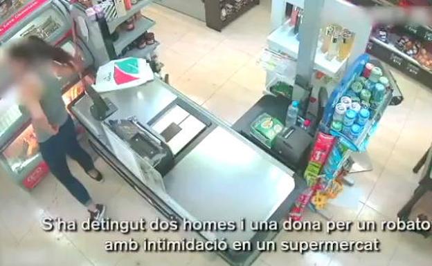 Una cajera ayuda a un familiar a robar en el supermercado donde trabaja