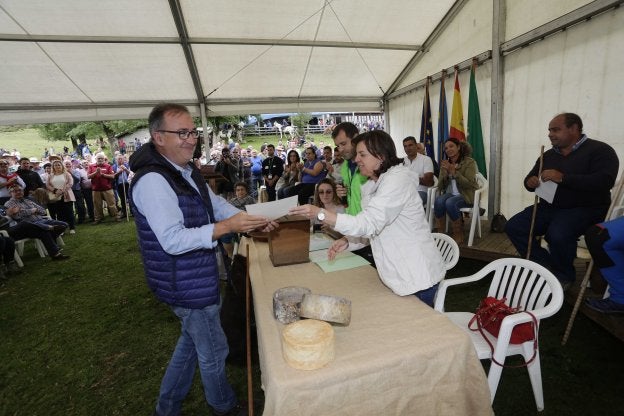 «Cangas, Onís y Amieva tendríamos que defender juntos a la ganadería»