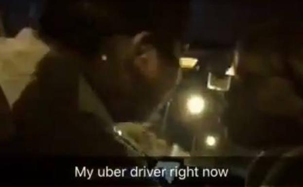 Un cliente de Uber graba a una mujer practicándole sexo oral al conductor que le llevaba